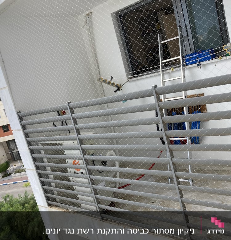 רשת מתוחה על מרפסת עם סולם וחבלים